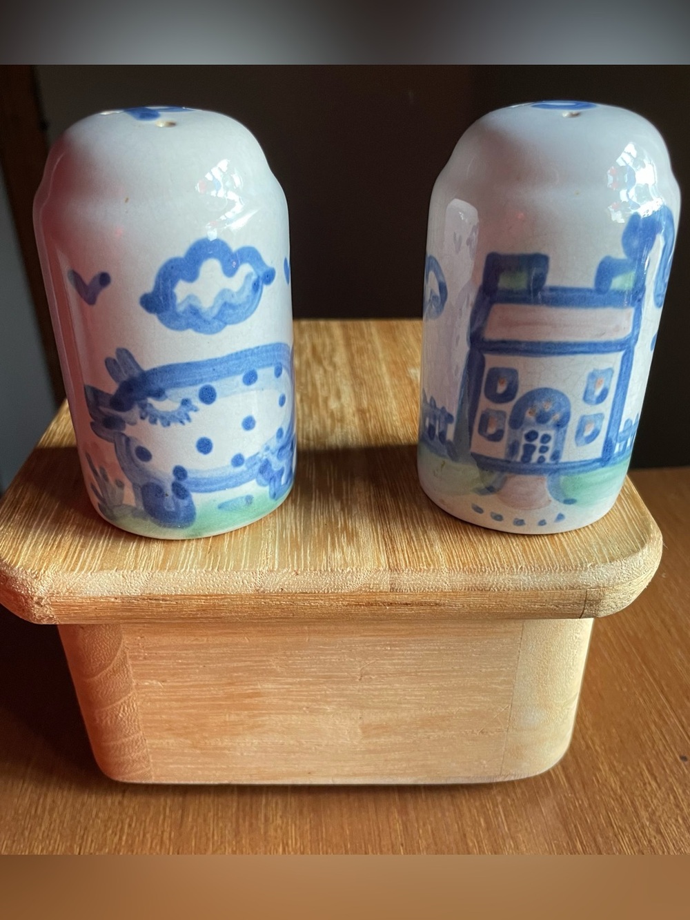 Vintage MA Hadley Pig and Farmhouse Handpainted Pottery Salt and Pepper Shakers
